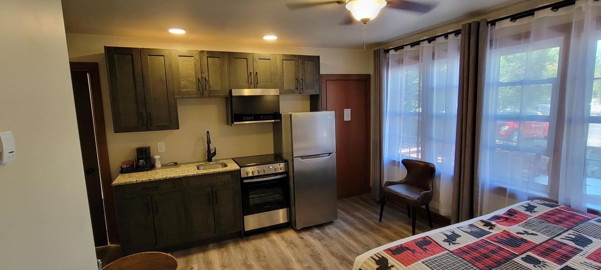 Crandell Mountain Lodge Уотъртън Парк Екстериор снимка