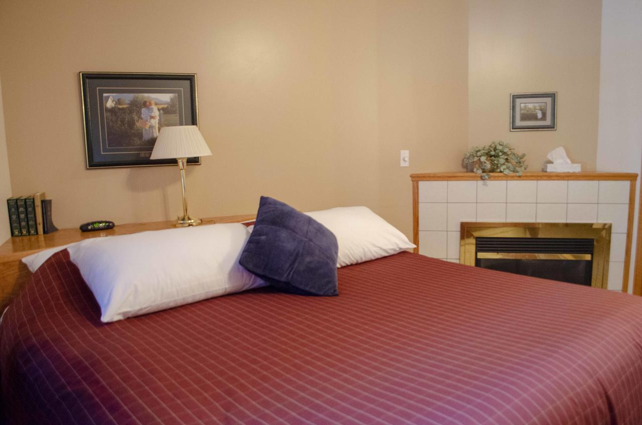 Crandell Mountain Lodge Уотъртън Парк Екстериор снимка