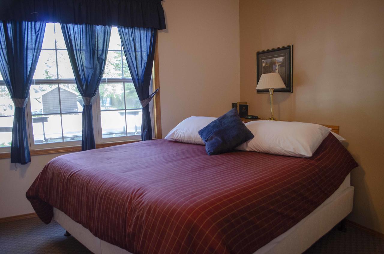 Crandell Mountain Lodge Уотъртън Парк Екстериор снимка