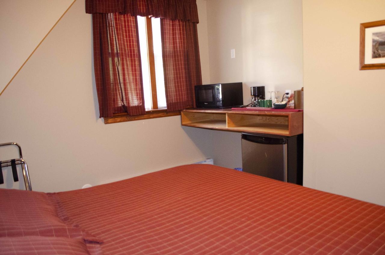 Crandell Mountain Lodge Уотъртън Парк Екстериор снимка