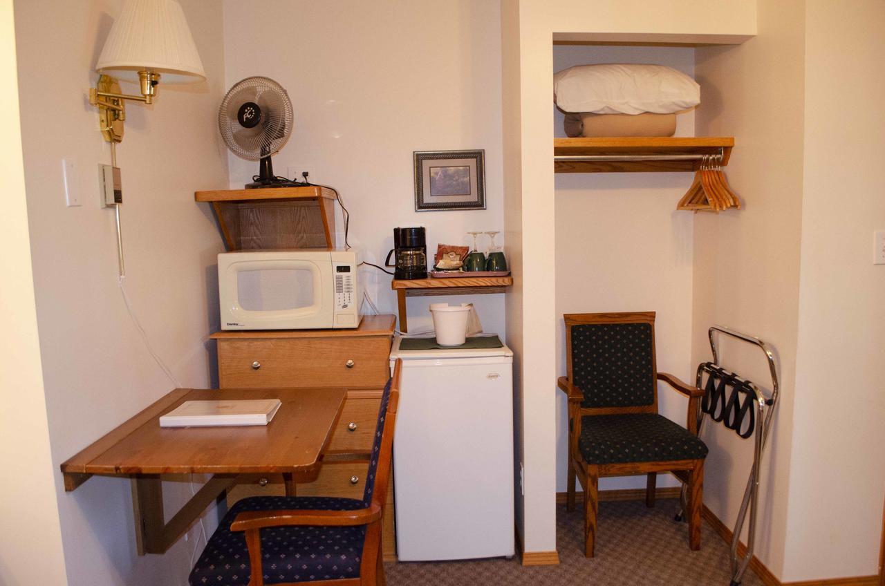 Crandell Mountain Lodge Уотъртън Парк Екстериор снимка