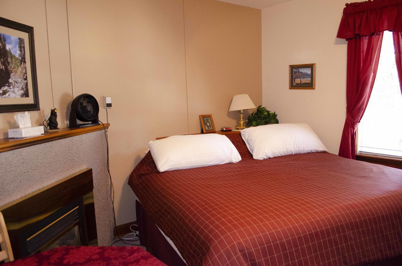 Crandell Mountain Lodge Уотъртън Парк Екстериор снимка