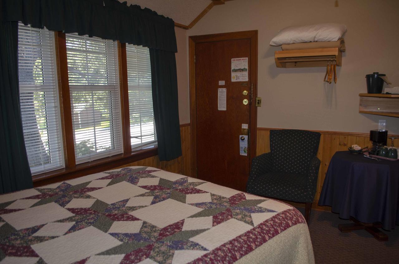 Crandell Mountain Lodge Уотъртън Парк Екстериор снимка