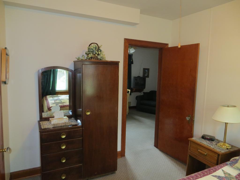 Crandell Mountain Lodge Уотъртън Парк Екстериор снимка